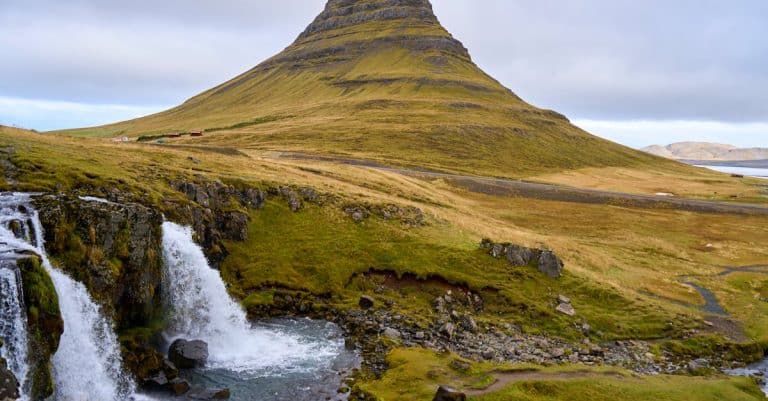 Quelles mystérieuses merveilles se cachent dans les terres lointaines ?