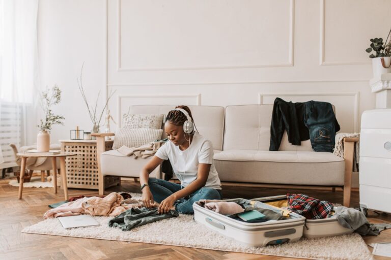 Faire sa valise efficacement : rouler, plier et ranger ses chaussures