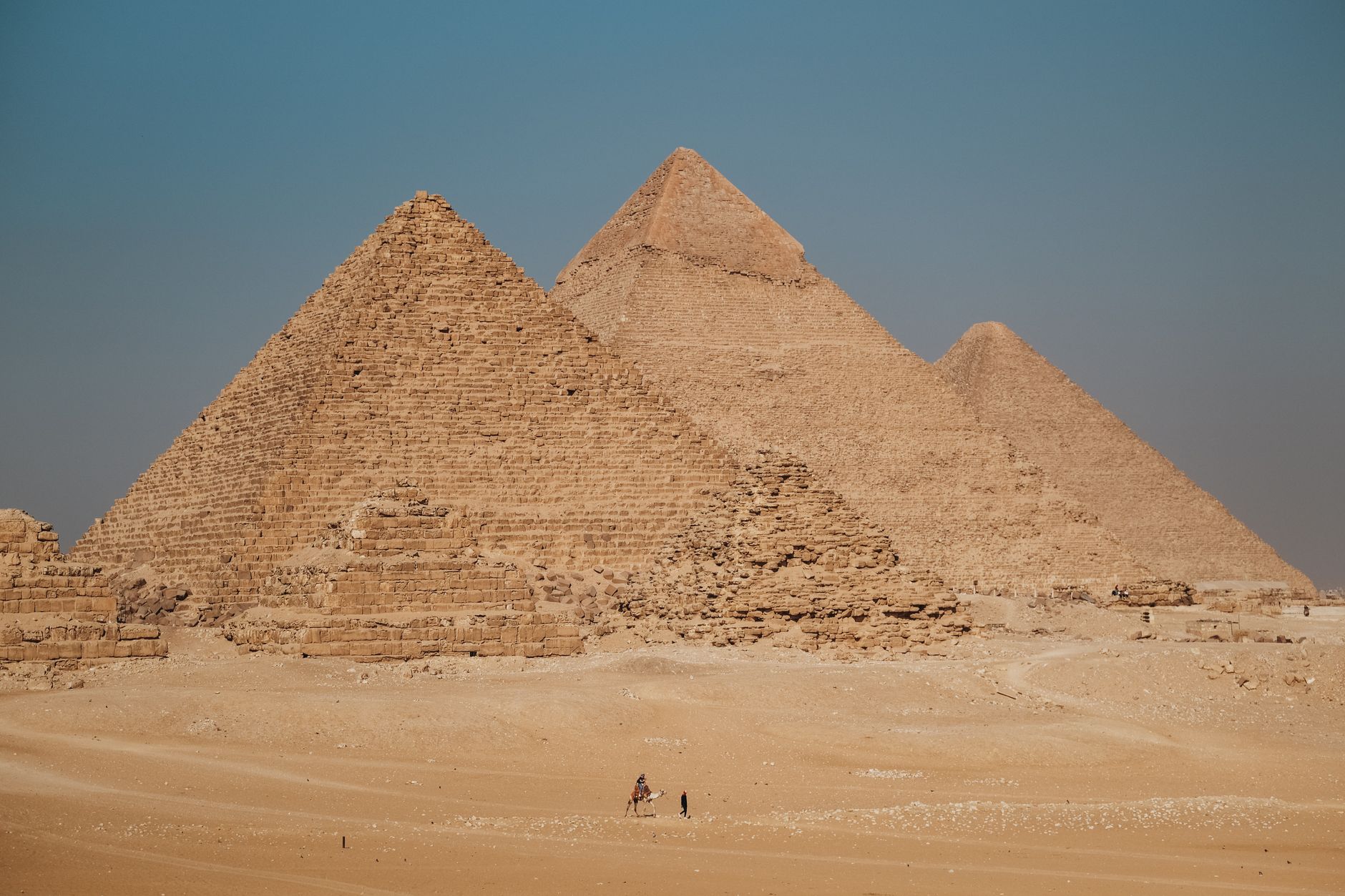Vue captivante des pyramides de Gizeh, symbole du patrimoine et de la merveille de l'Égypte ancienne.