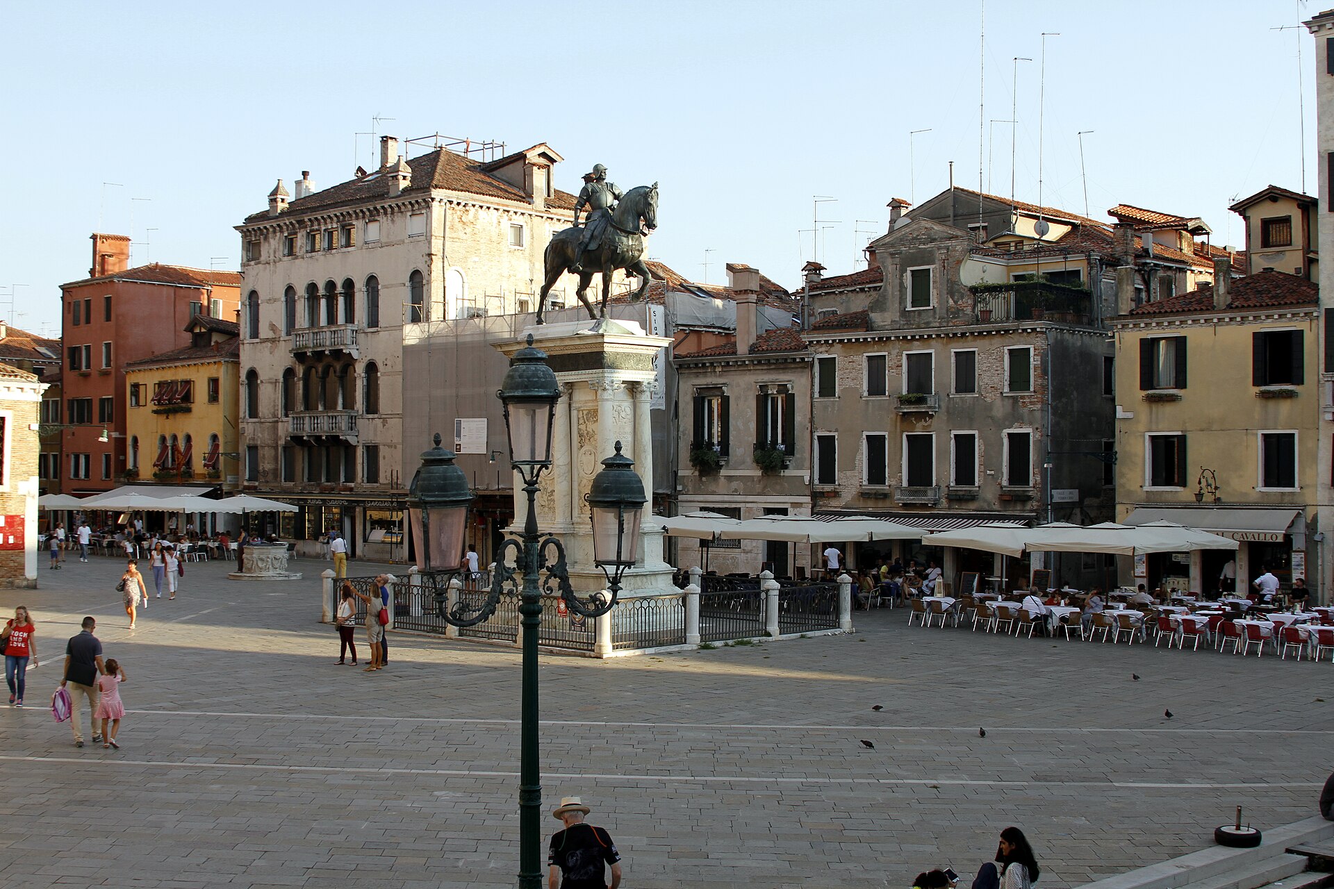 Place pavée de San Zanipolo avec la statue équestre du Colleoni sur son haut socle, entourée de terrasses