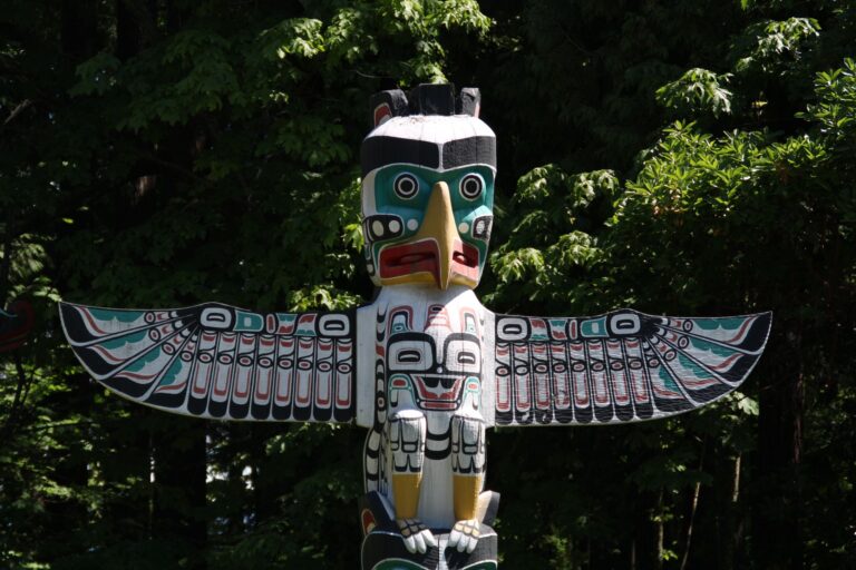 Au Quai Branly, le potlatch et les masques racontent des sociétés façonnées par la colonisation